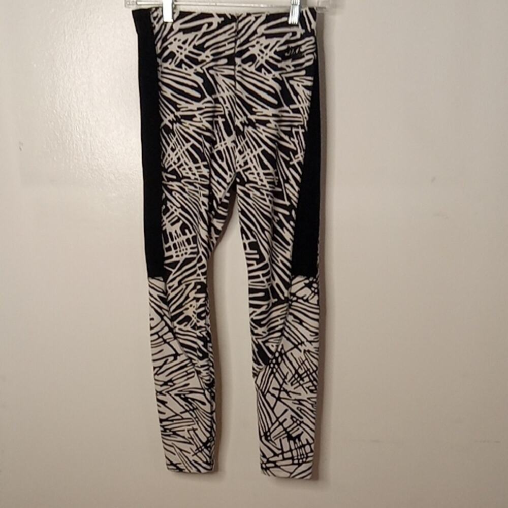 Nike Women's Medium Just Do It Chic Black and White Patterned Leggings, Fun